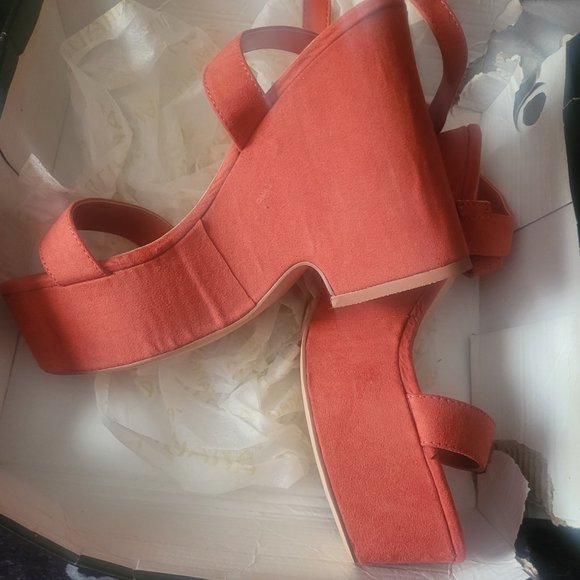 Peach colored orange wedge heel - Picture 3 of 4